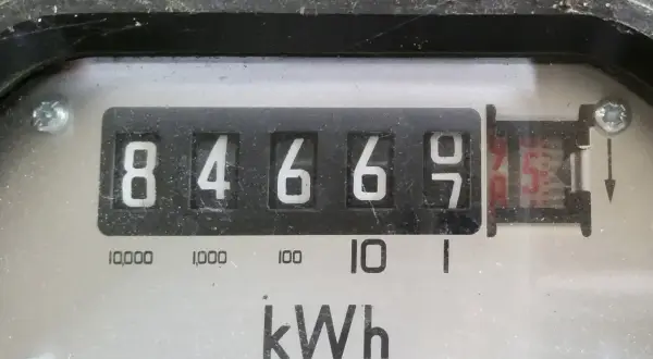 Licznik energii elektrycznej pokazuje 84669 kWh. To wzór na pracę prądu, który pokazuje zużycie energii.