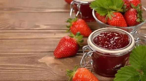 Confiture de fraises : le ratio de sucre parfait pour réussir