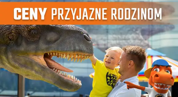 Bałtów cennik bilet rodzinny: ojciec z synem i dinozaurem. Uśmiechnięty chłopiec dotyka głowy wielkiego gada, a obok wesoły dinozaur wskazuje drogę.