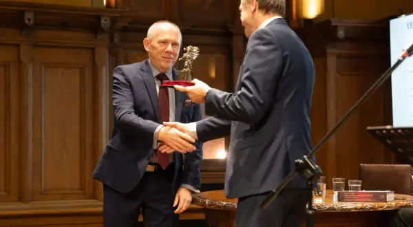 Wręczenie nagrody za "Historię Kaszubów". Uroczystość upamiętniająca bogatą saga kaszubska.