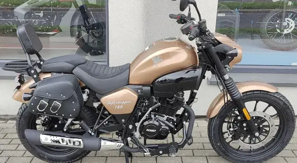 Złoty Romet Soft Chopper 125 z sakwami i oparciem. Idealny do miasta, gotowy na odblokowanie mocy.