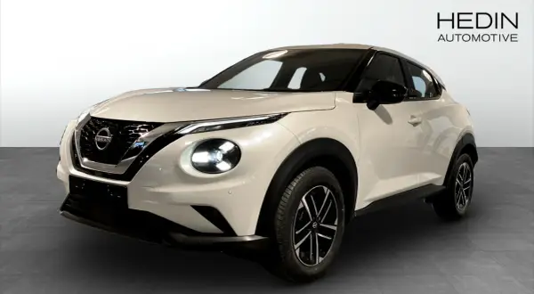 Vit Nissan Juke, en modern SUV. Inga synliga problem med denna bil, bara snygg design.