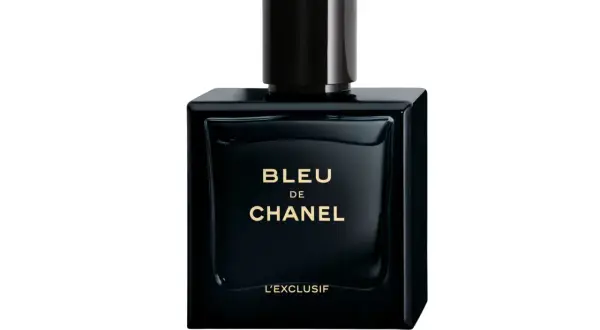 Elegancki, czarny flakon perfum Chanel Bleu de Chanel EDP z złotym napisem.
