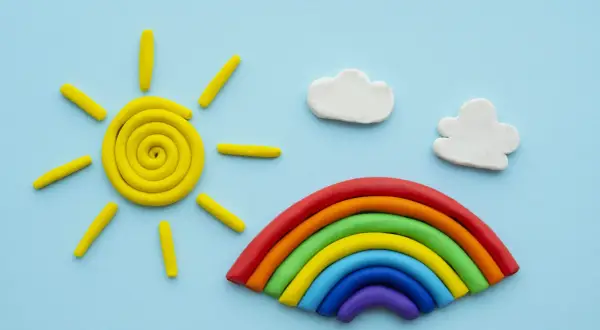 Sol, arcoíris y nubes de plastilina, ideales para juegos de plastilina para niños pequeños.