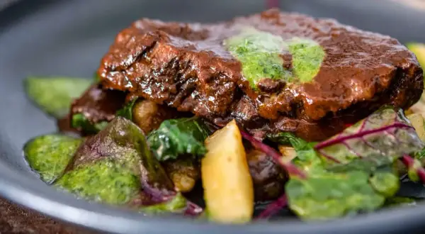 Zart geschmorte Ochsenbacken mit grüner Sauce und Kartoffeln, ein köstliches Ochsenbacken Rezept.