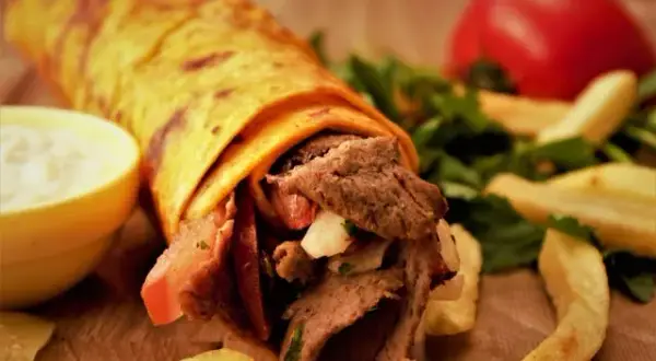 Ile kalorii ma kebab rollo? Od 500 do 1600 kcal poznaj prawdę!