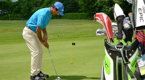 Ein Golfer übt auf dem Putting Green des Golfclub Oberberg.