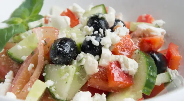 Frischer Bauernsalat mit Tomaten, Gurken, schwarzen Oliven und Feta. Ein einfaches und leckeres Bauernsalat Rezept für heiße Tage.