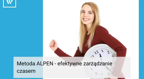 Uśmiechnięta kobieta biegnie z zegarem, symbolizując efektywne zarządzanie czasem dzięki metodzie ALPEN.