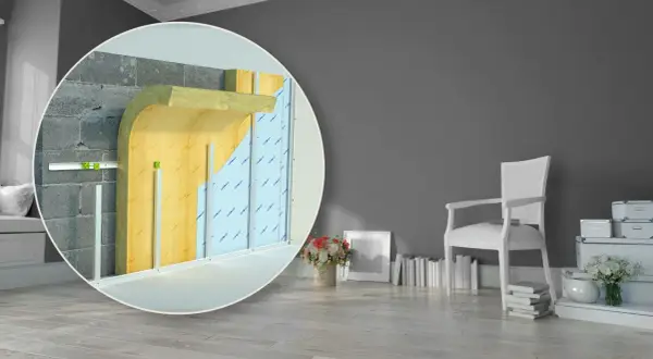 Dettaglio tecnico di un sistema di isolamento acustico per pavimenti, con strati di lana minerale e pannelli isolanti.