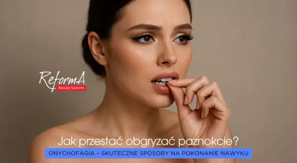 Kobieta zamyślona, z palcami przy ustach, sugerująca obgryzanie paznokci. Tekst: "Jak przestać obgryzać paznokcie? Onychofagia - skuteczne sposoby na pokonanie nawyku.