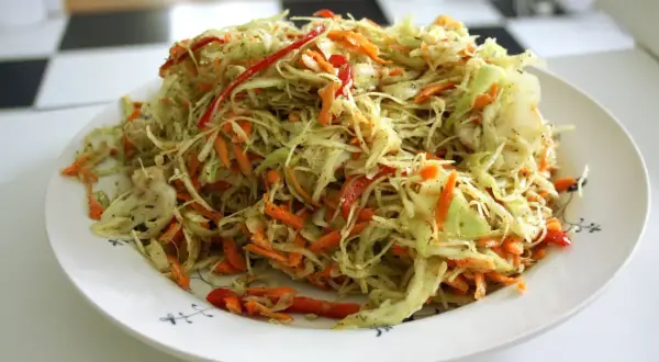 En fräsch kålsallad med morötter och paprika, perfekt som tillbehör. Ett enkelt veckosallad recept för en hälsosam måltid.