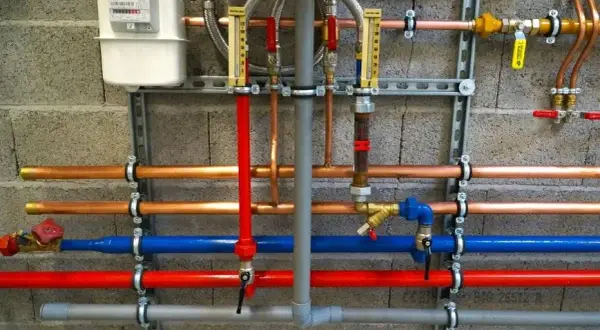 Ile zarabia hydraulik w Szwajcarii? Zaskakujące wynagrodzenia i warunki