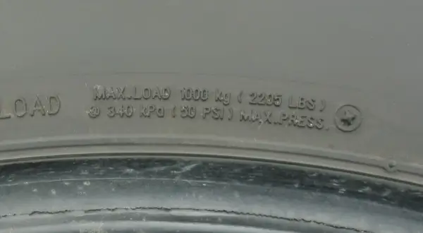 Na oponie widoczny jest napis informujący o maksymalnym ciśnieniu w oponach: 340 kPa (50 PSI).