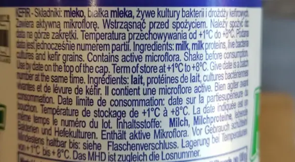Kefir Krasnystaw. Składniki: mleko, białka mleka, żywe kultury bakterii i drożdży kefirowych. Zawiera aktywną mikroflorę.