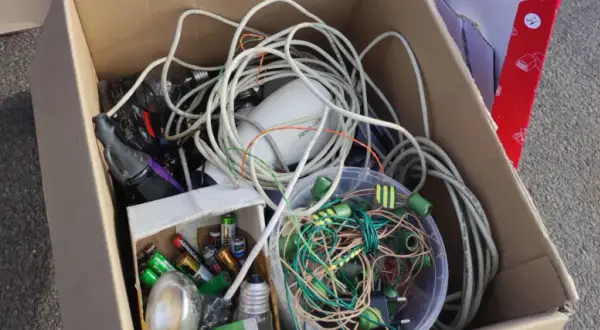 Gdzie wyrzucić kabel od ładowarki, aby nie zaszkodzić środowisku?