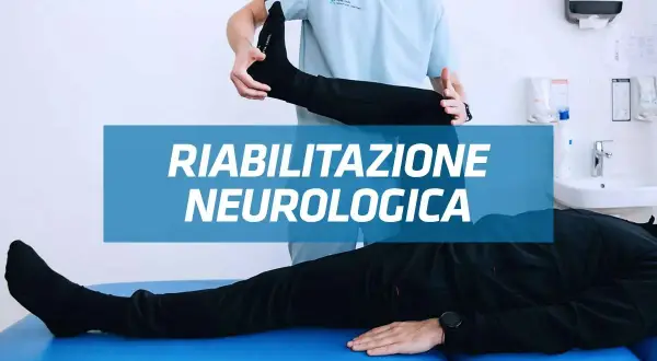 Fisioterapista assiste paziente in esercizi di riabilitazione neurologica, muovendo la gamba.