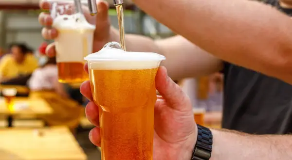 Nalewanie piwa bezalkoholowego do kubka. Czy piwo bezalkoholowe jest tuczące? To pytanie nurtuje wielu, ale ten orzeźwiający napój może być dobrym wyborem.