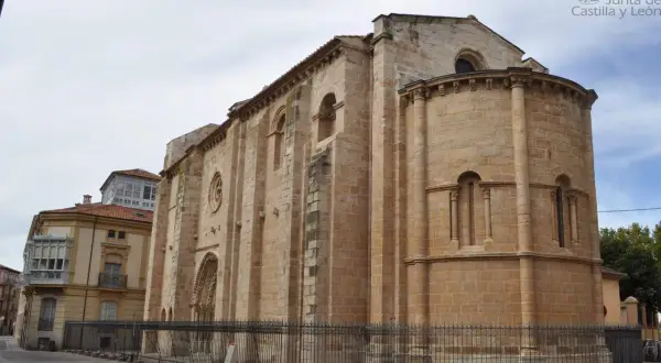La iglesia de Santa María Magdalena, con su imponente arquitectura románica, se alza majestuosa.