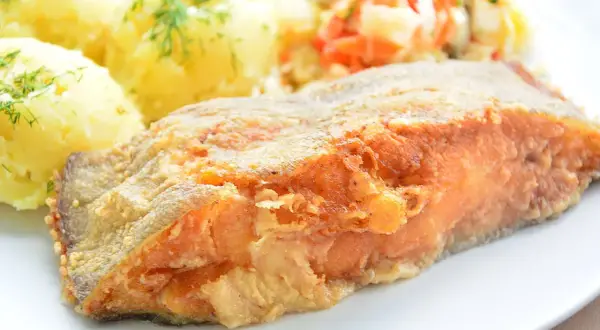 Złocisty, chrupiący halibut, idealny do smażenia, podany z purée ziemniaczanym i surówką.