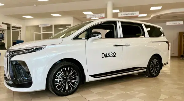 Biały van Forthing U-Tour z logo DAKRO Multi Dealer na drzwiach, gotowy na rodzinne wycieczki.