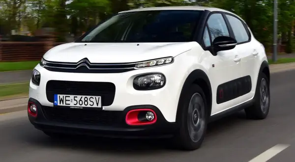 Biały Citroen C3 2018 z czerwonymi akcentami na zderzaku, jadący po drodze.
