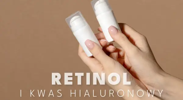 Dłonie trzymają białe buteleczki z pompką. Na zdjęciu widnieje napis "RETINOL I KWAS HIALURONOWY".