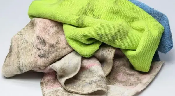 Skuteczne sposoby na to, czym zmyć smar ze spodni bez uszkodzeń