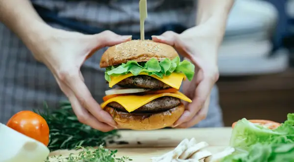 Kaloryczność burgera: od 250 do 1200 kcal? Sprawdź, od czego zależy!