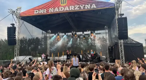 Koncert na Dniach Nadarzyna. Tłum bawi się przy muzyce, a na scenie występują artyści. Ciekawe, ile skolim bierze za taki koncert!