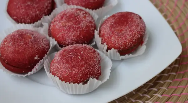 Dolcetti rossi ricoperti di zucchero, un'esplosione di sapore tra i marche cibo.