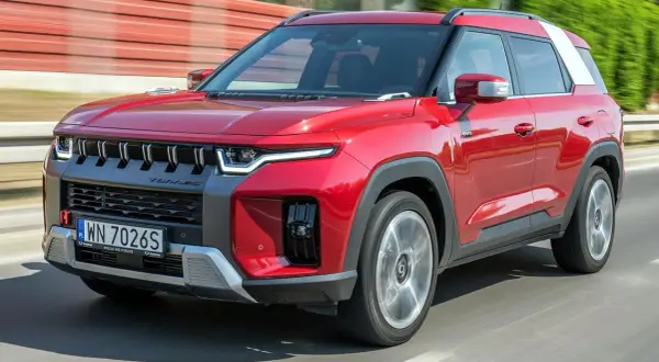 Czerwony SUV Torres 4WD w ruchu drogowym.