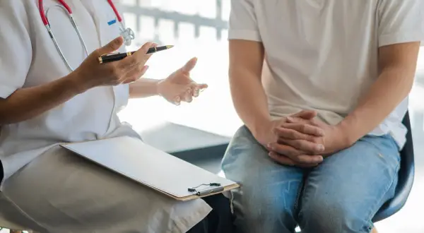 Kolejki NFZ na rehabilitację: Jak długo poczekasz i co zrobić?