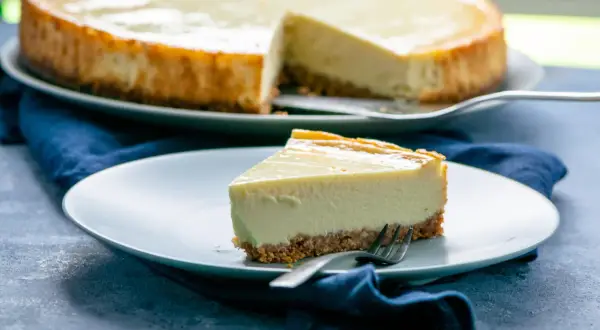 Ein cremiges Stück New York Cheesecake mit knusprigem Boden, perfekt für Ihr nächstes Rezept.