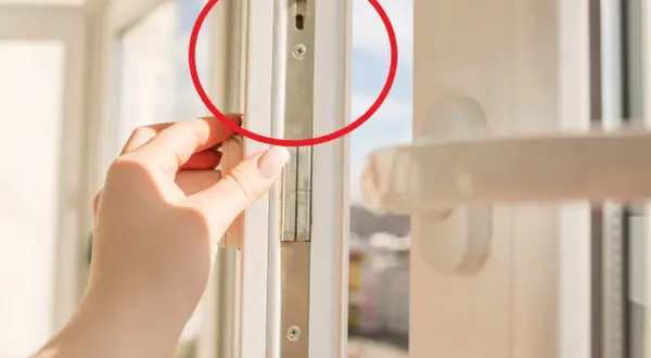 Dłoń reguluje okno, przygotowując je do trybu zimowego okna bez regulacji docisku.