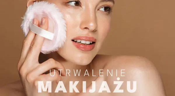 Kobieta delikatnie dotyka policzka puszystym pudrem, by utrwalić makijaż.