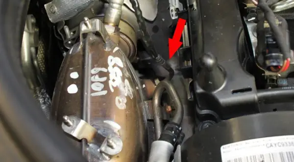 Flèche rouge indique le chemin vers où se trouve le filtre à particules, près du turbo.