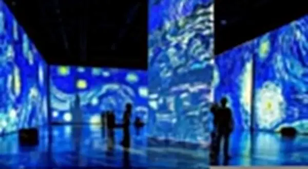 Wystawa Van Gogh w Bydgoszczy. Widzowie podziwiają projekcje "Gwiaździstej nocy" na ścianach i podłodze.