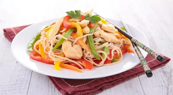 Szybkie spaghetti z sosem słodko kwaśnym, które zachwyci każdego