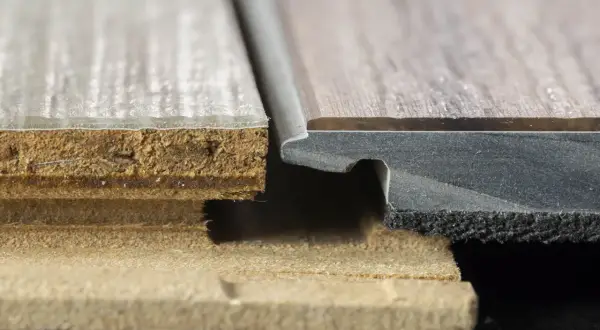 Detaljerad bild av golvets uppbyggnad visar hur vinylgolvets lager möts. En nackdel kan vara hur fukt kan tränga in i kärnan.