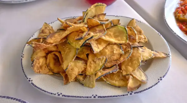 Crujientes berenjenas fritas, perfectas para acompañar cualquier plato. ¡Descubre cómo hacer berenjenas fritas y sorprende a todos!