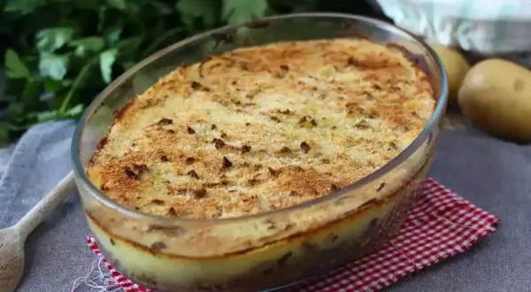 Un plat de hachis parmentier traditionnel tout juste sorti du four, avec sa croûte dorée et ses pommes de terre gratinées.