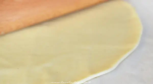 Stesura della pasta brise con un mattarello. L'olio rende l'impasto elastico e facile da lavorare per creare torte salate o dolci.