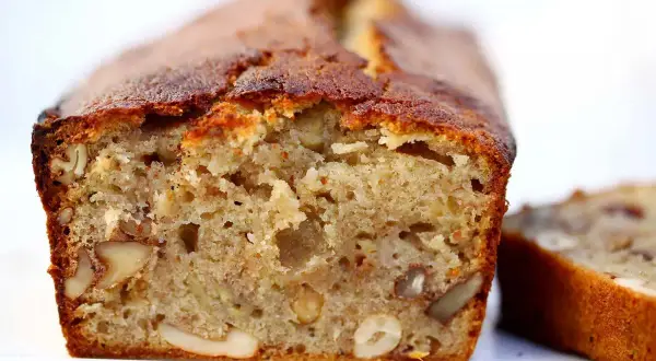 Saftiges Banana Bread mit Nüssen, frisch gebacken und bereit zum Genießen.