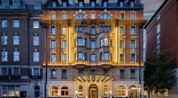 Elegancki hotel w Londynie, gdzie ceny mieszkań mogą przyprawić o zawrót głowy.