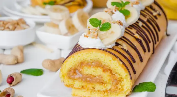 Rolada biszkoptowa, która zawsze się udaje, z kremem orzechowym i bananami. Idealna na deser.