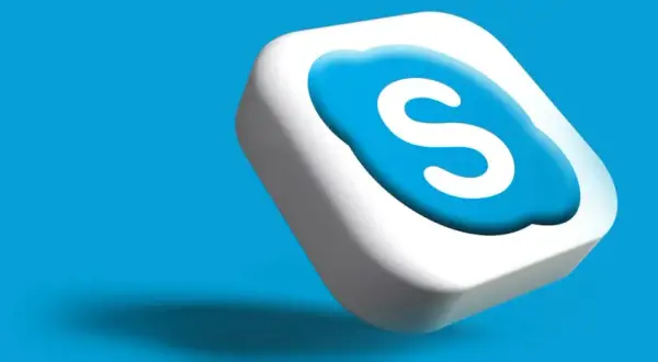 Trójwymiarowe logo Skype, biała chmurka z niebieską literą "S", unosi się na błękitnym tle.