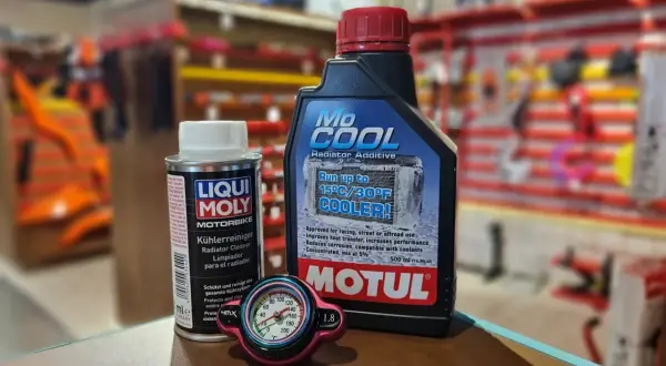 Botella de Mo Cool para moto y limpiador Liqui Moly. Cómo usar Mo Cool para mantener tu motor fresco.