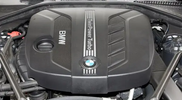 Silnik BMW F10 TwinPower Turbo. Szukasz odpowiedzi na pytanie, jaki silnik BMW F10 jest najmniej awaryjny? Ten widok silnika może pomóc w podjęciu decyzji.