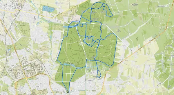 Trasa rowerowa po Łodzi, wyznaczona niebieską linią, prowadzi przez tereny zielone i miejskie. To idealny gravel po łódzku!